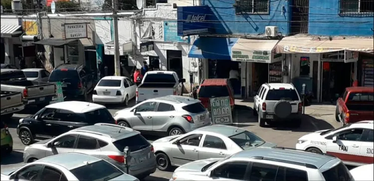 Persiste caos vial por doble fila en casas de cambio