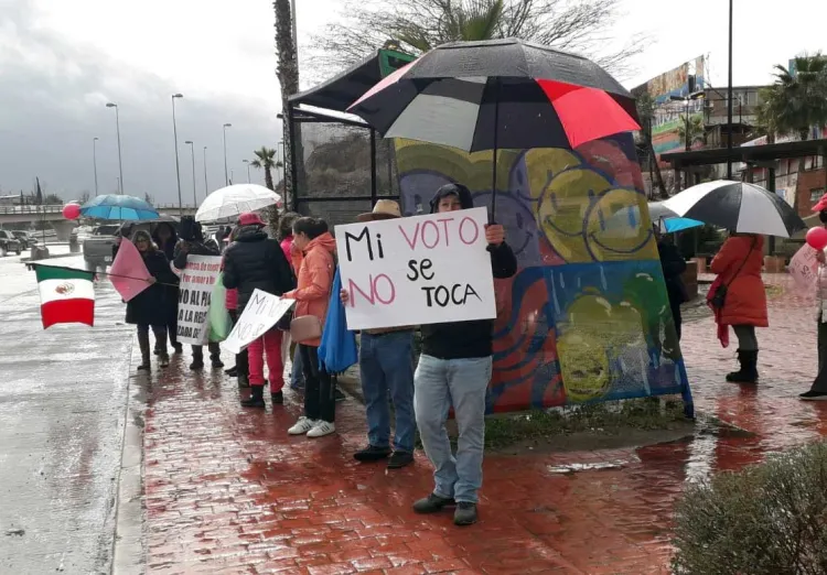 Salen nogalenses a manifestarse a favor del INE