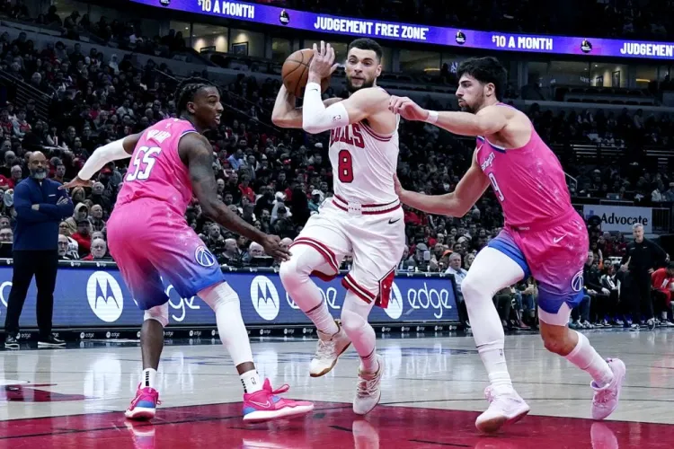 DeRozan y LaVine guían a Toros