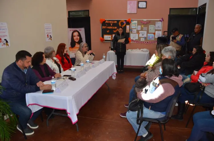 Reciben mujeres primeros apoyos para anteojos en el INM