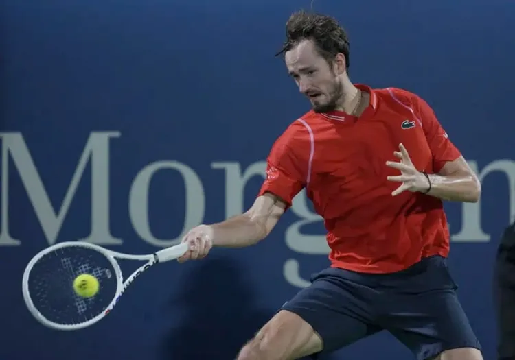 Medvedev pone freno a Djokovic