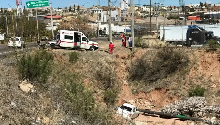 Cae taxista a barranco