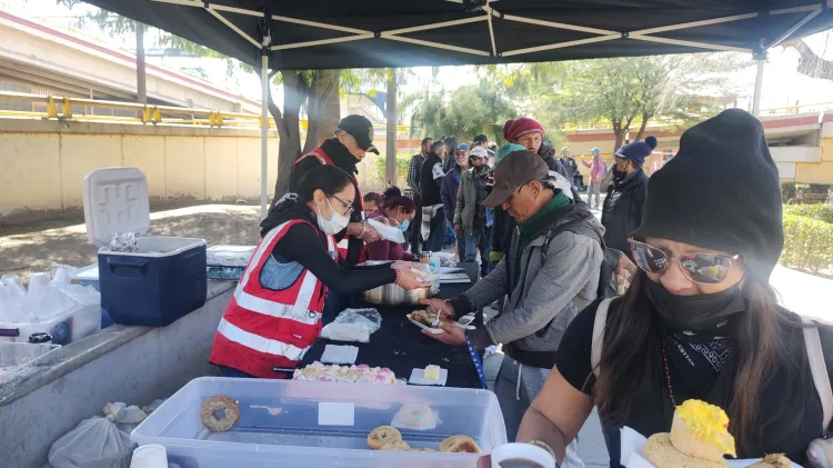 Participan voluntarios con su trabajo en comedor callejero