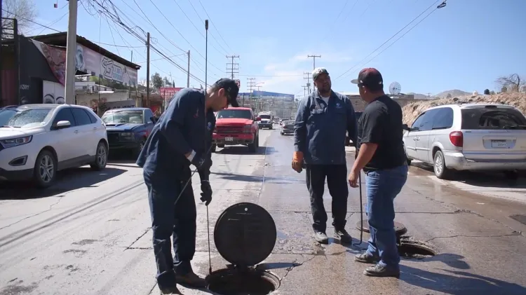 Atiende Oomapas fugas de drenaje por calle 5 de Febrero