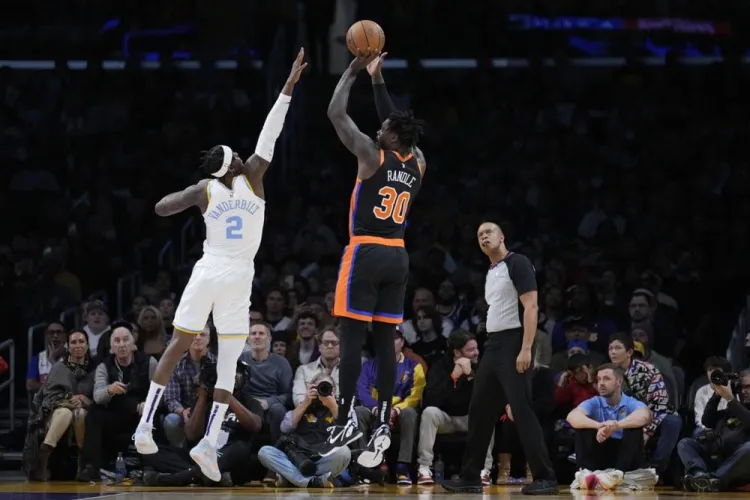 Knicks frenan a Lakers