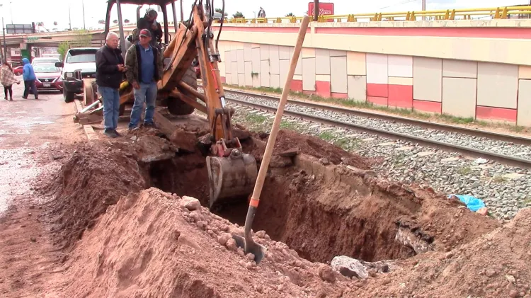 Surge socavón por fuga de agua en la Ruiz Cortines