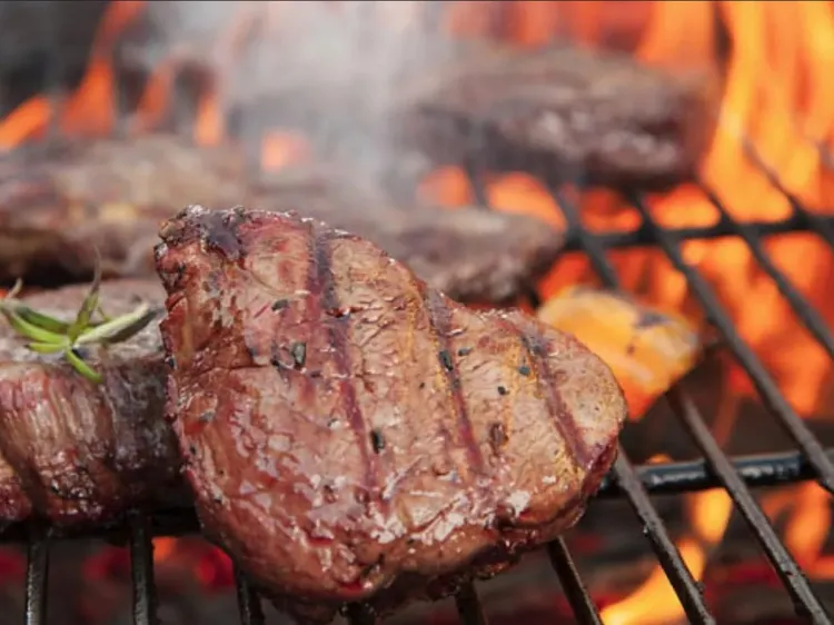 ¿Por qué no debes comer carne roja en Semana Santa?