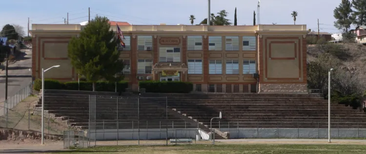 Detienen a 4 por amenazas terroristas contra escuelas de Nogales, Arizona