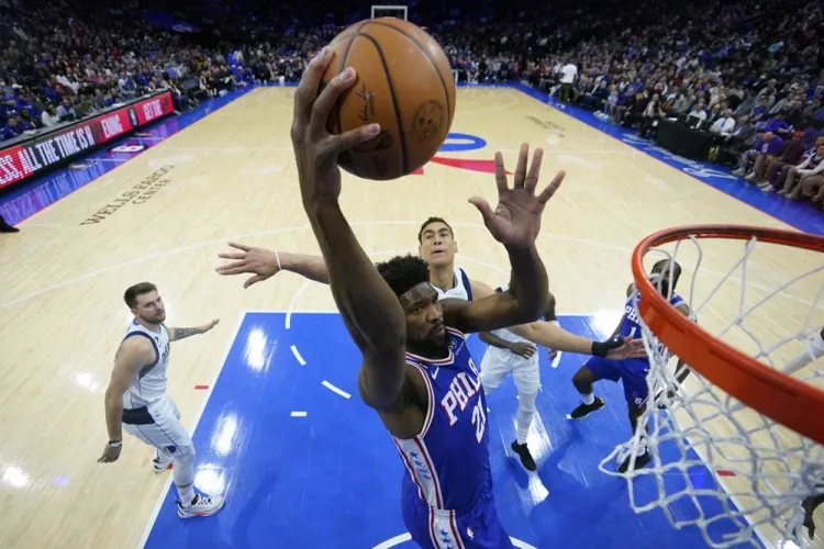 Sixers complican vida a los Mavs