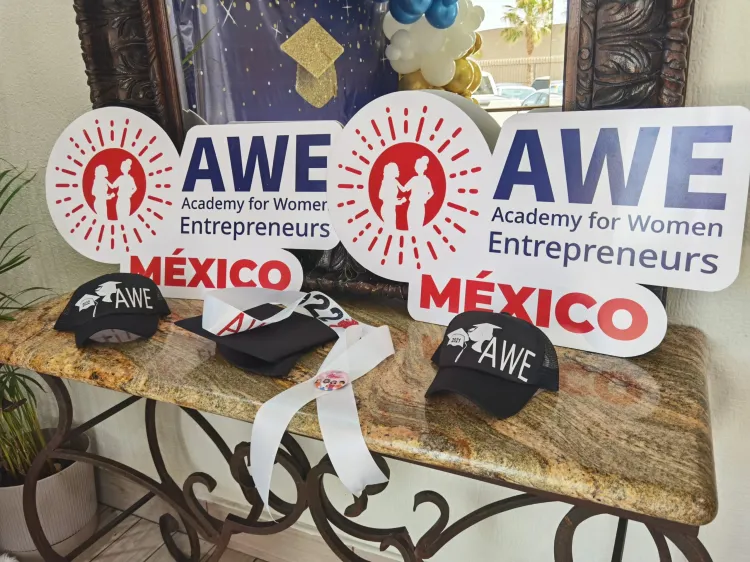 Gradúan mujeres emprendedoras