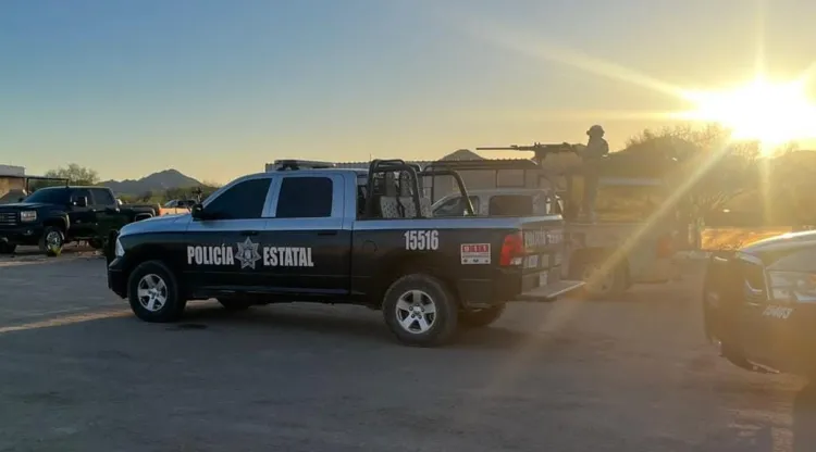 Aseguran armas y vehículos tras persecución en Caborca