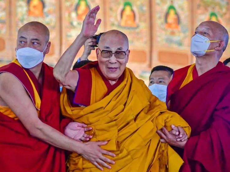 Dalai Lama pide disculpas a un niño por pedirle chuparle la lengua