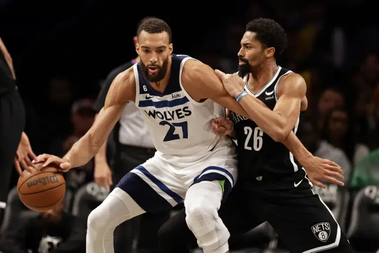 Wolves suspenden a Gobert