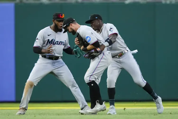 Marlins superan a los Filis