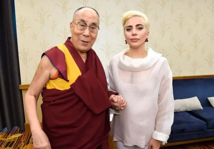 Reviven momento incómodo entre Lady Gaga y Dalái Lama