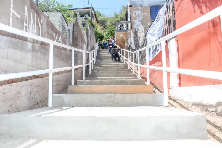 Entregan escalinata a residentes en colonia Del Rosario