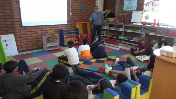 Imparten talleres de historia a estudiantes en la biblioteca