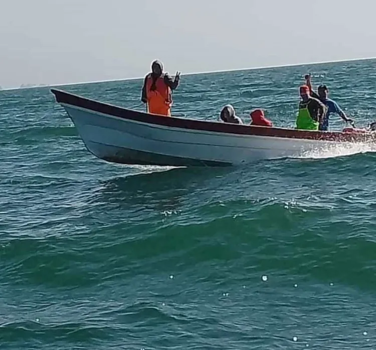 Rescatan a 2 pescadores; se hunde panga en altamar