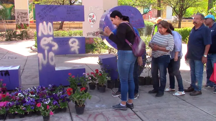 Entrega “El Bigotes” plantas por el Día de la Tierra