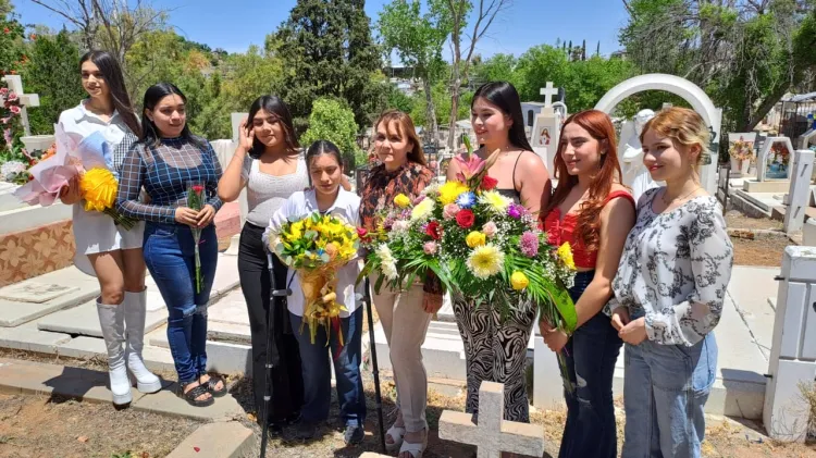 Candidatas llevan ofrenda a “Reina Mártir”