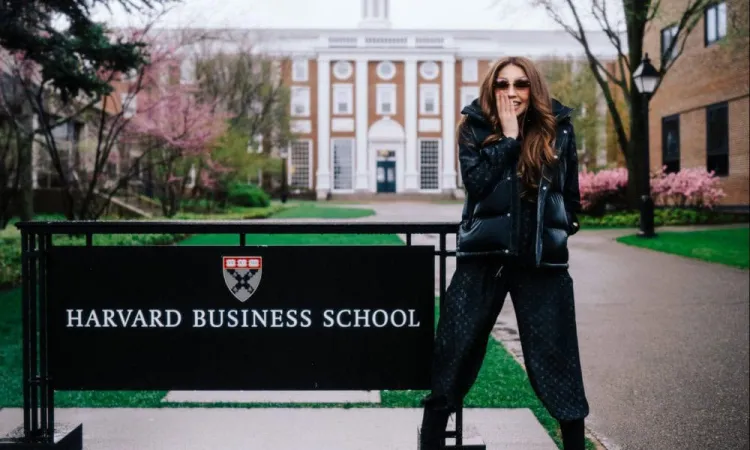 Thalía da conferencia en Harvard sobre las mujeres en los negocios