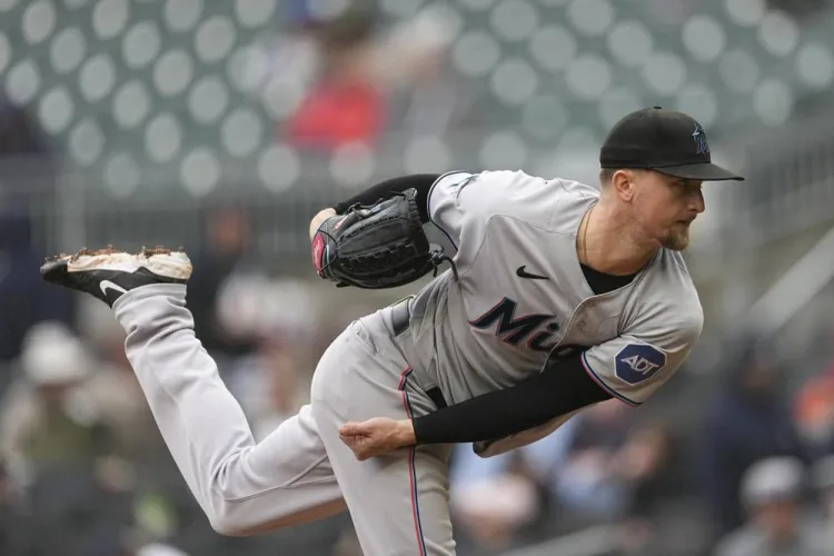 Marlins gana con remontada