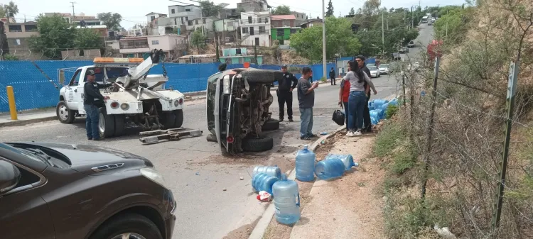 Vuelca repartidor de agua al quedarse el auto sin frenos