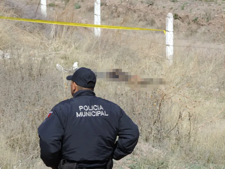 Localizan cadáver de joven en terreno baldío