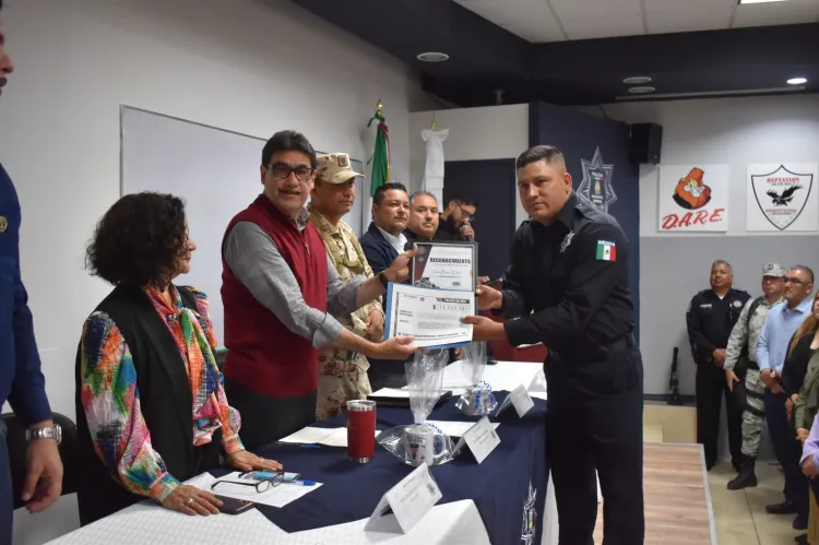 Reconocen autoridades al Policía del Mes de Marzo