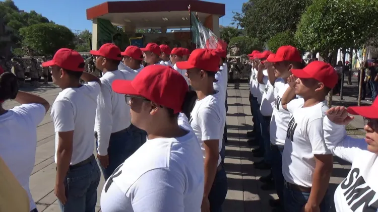 Protestan Bandera 58 jóvenes del Servicio Militar Nacional