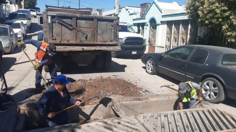 Trabajan en desazolve de arroyos