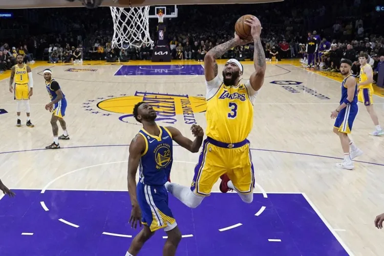 Lakers acorralan al campeón