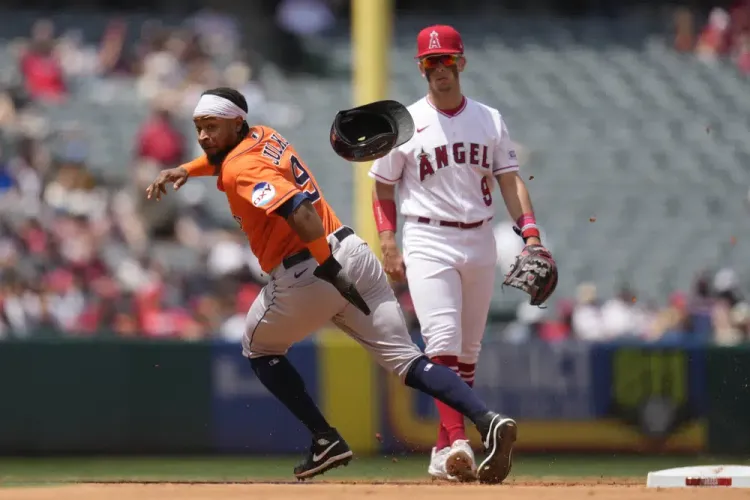 Astros superan a los Angelinos