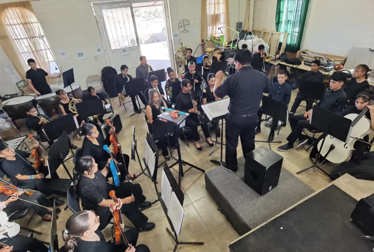 Integra iglesia San José orquesta con jovencitos de La Mesa