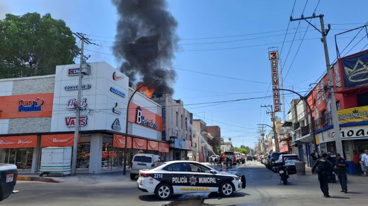 Hasta tres horas tomó a bomberos apagar incendio en “Edificio Jiménez”