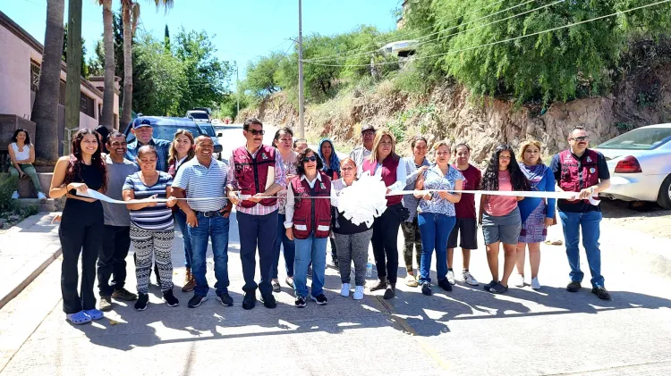 Les cambia la historia a residentes pavimento en Sierra Santa Catalina