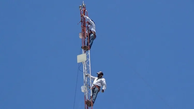 Sin temor a las alturas…hombres pintan antena