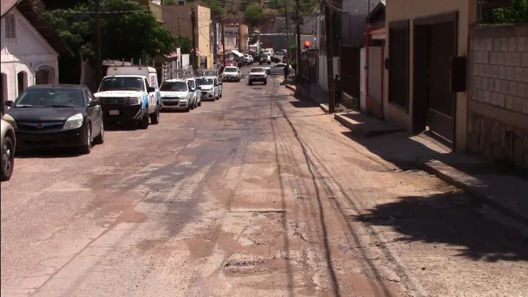 Corren aguas negras en la Luis Basurto