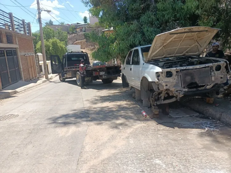 Exhortan Tránsito Municipal a retirar autos chatarra de la vía pública