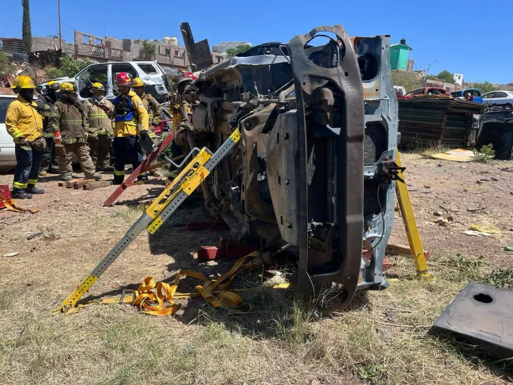 Capacitan a bomberos en extracción vehicular