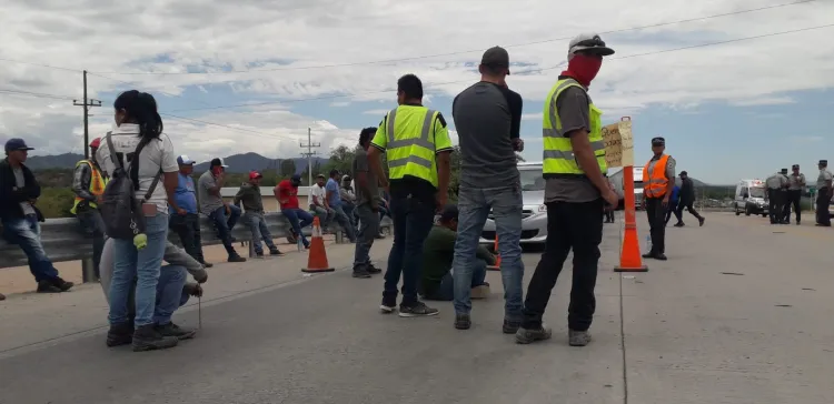 Bloquean carretera trabajadores de Ímuris