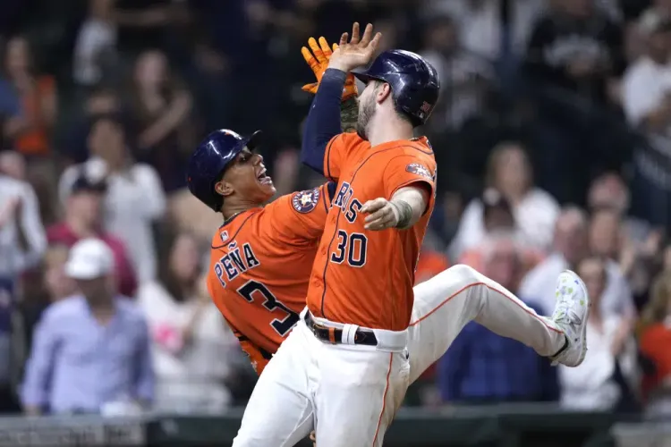 Astros ganan en regreso de Altuve