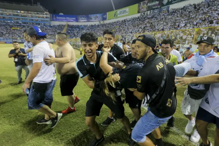 Estampida en estadio deja nueve muertos