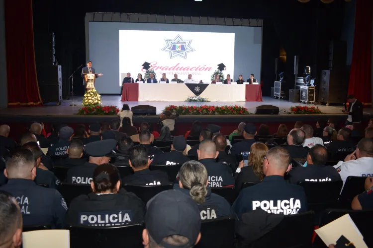 Inicia entrega de certificados a policías que graduaron de preparatoria