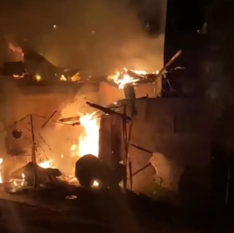 Arrasa incendio con vivienda en sector Zaragoza