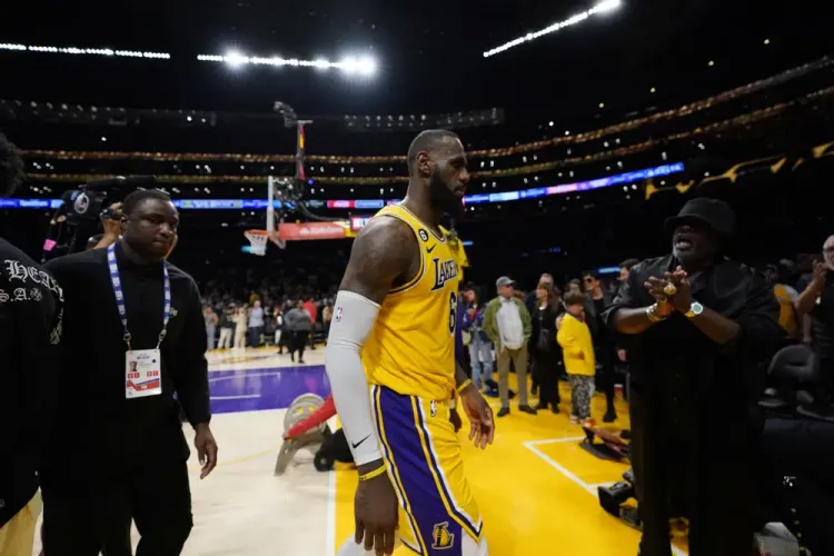 Lakers esperan regreso de LeBron