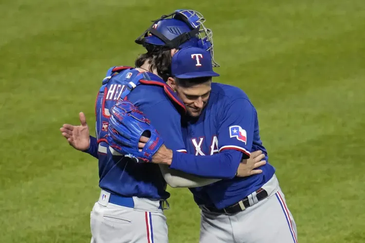 Eovaldi domina a los Piratas