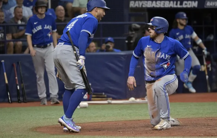 Azulejos aplastan a los Rays