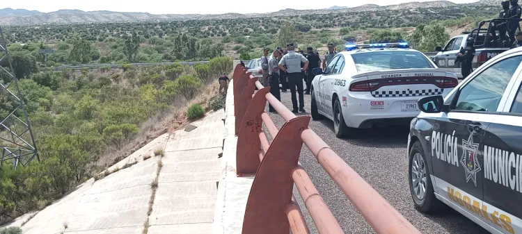 Salta de puente y se debate entre la vida y la muerte