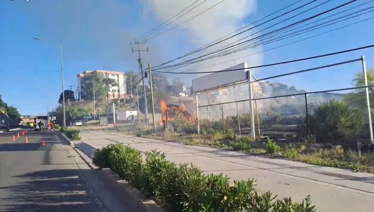 Arde “traila” en periférico; menor resulta atropellado